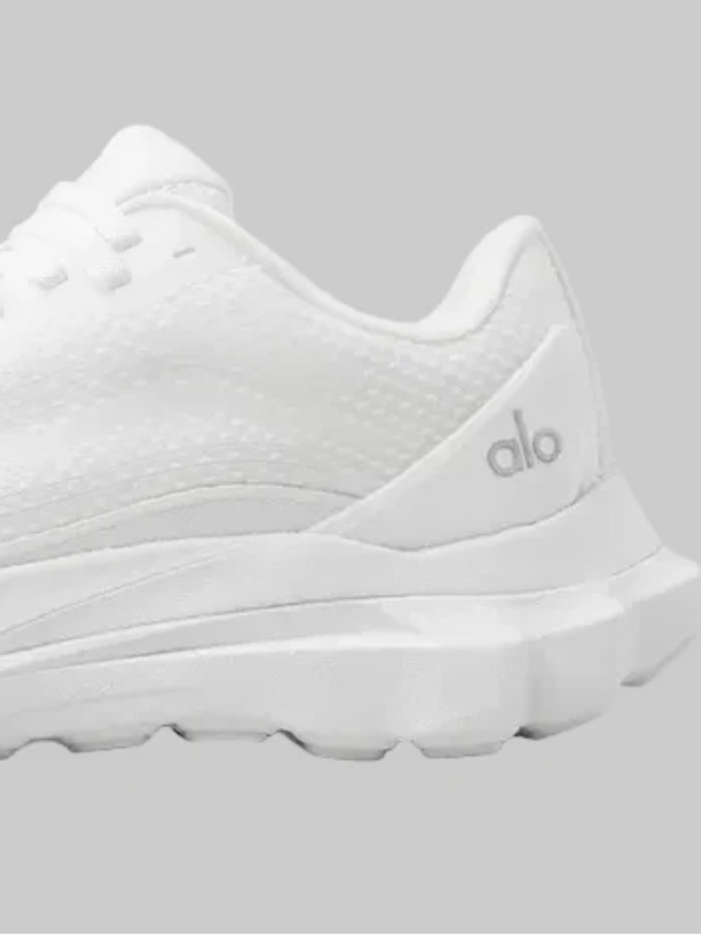 ALO Yoga Women's Runner Sneaker in White Sz 6.5